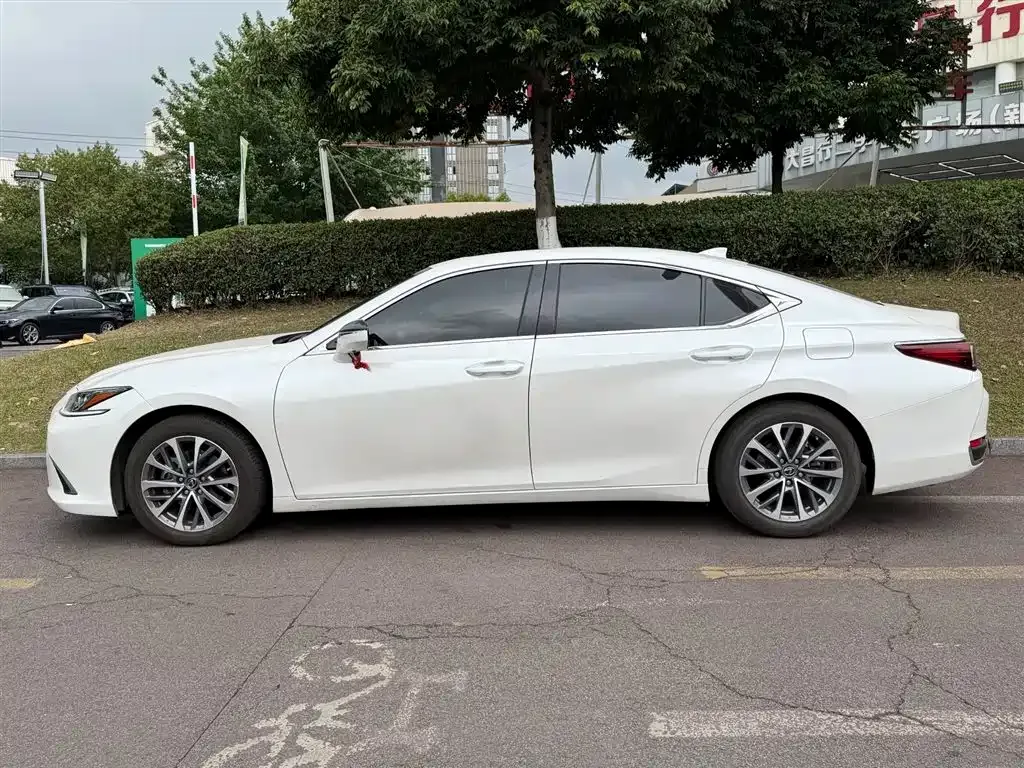 Lexus ES — фото 10