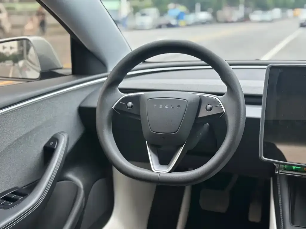 Tesla Model 3 — фото 9