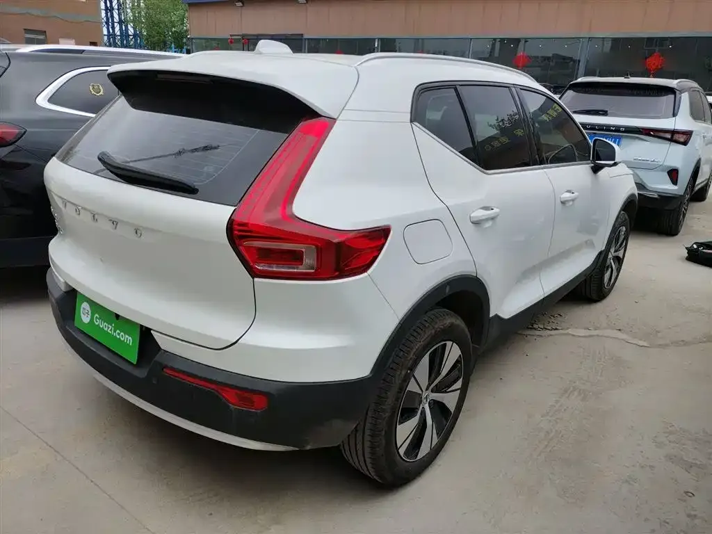 Volvo XC40 — фото 8