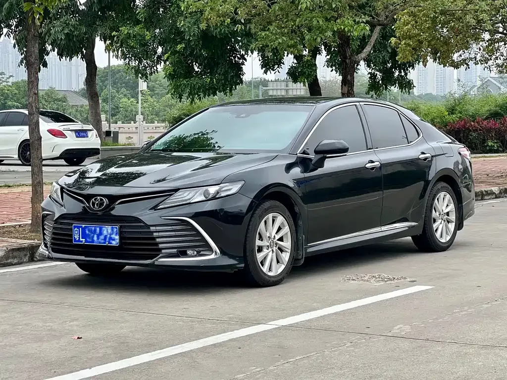 Toyota Camry — фото 1