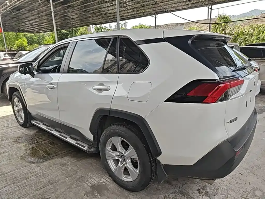 Toyota RAV4 — фото 8