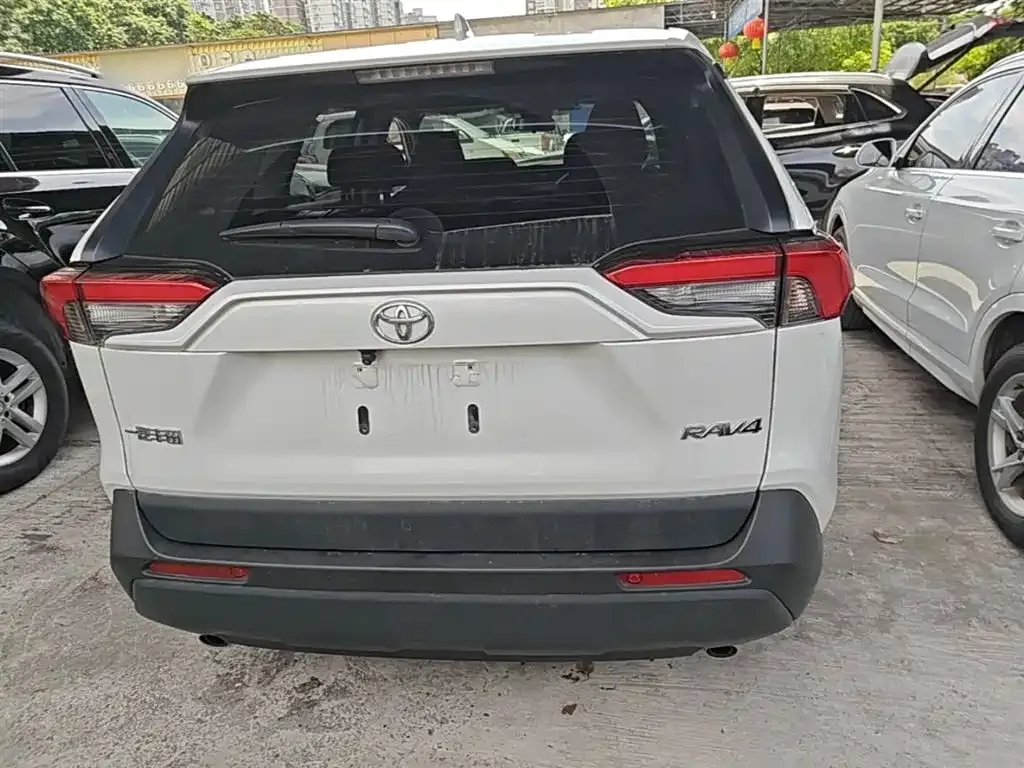 Toyota RAV4 — фото 7