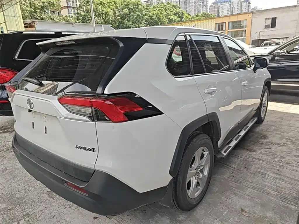 Toyota RAV4 — фото 5