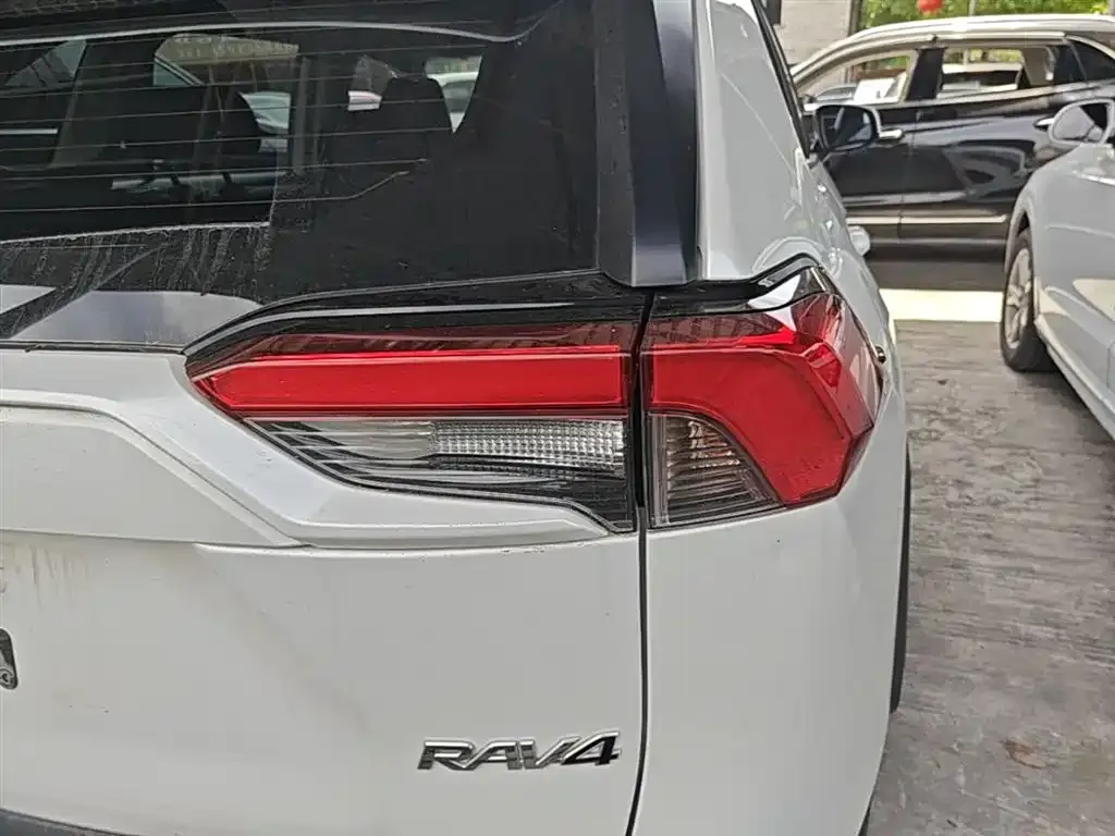 Toyota RAV4 — фото 9