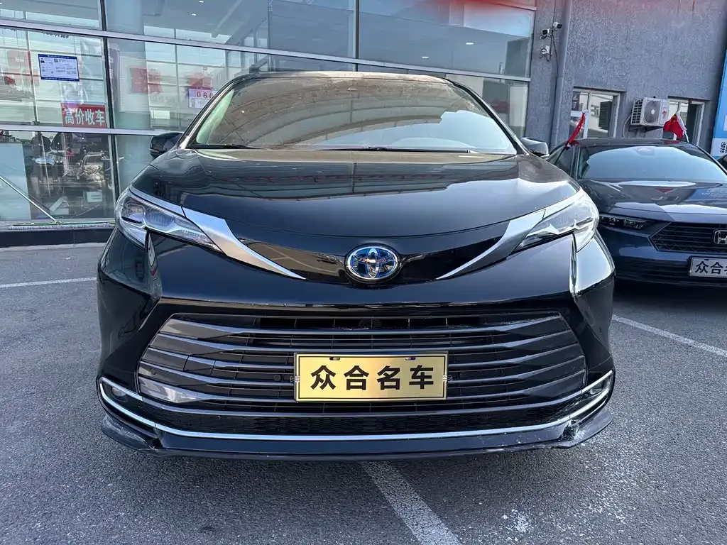 Toyota Sienna — фото 1