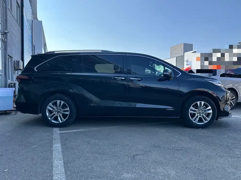 Toyota Sienna — фото 3