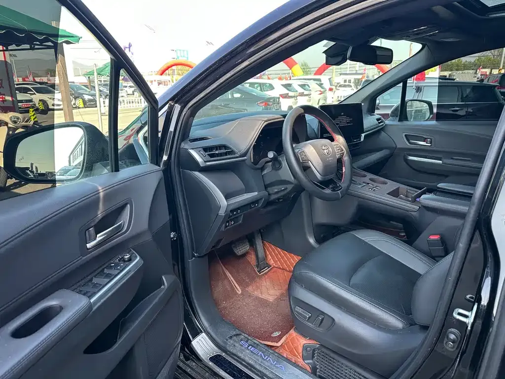 Toyota Sienna — фото 7