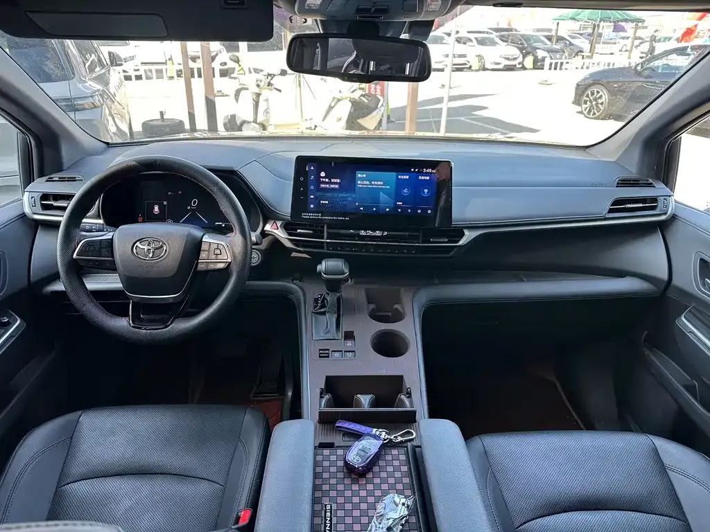 Toyota Sienna — фото 10