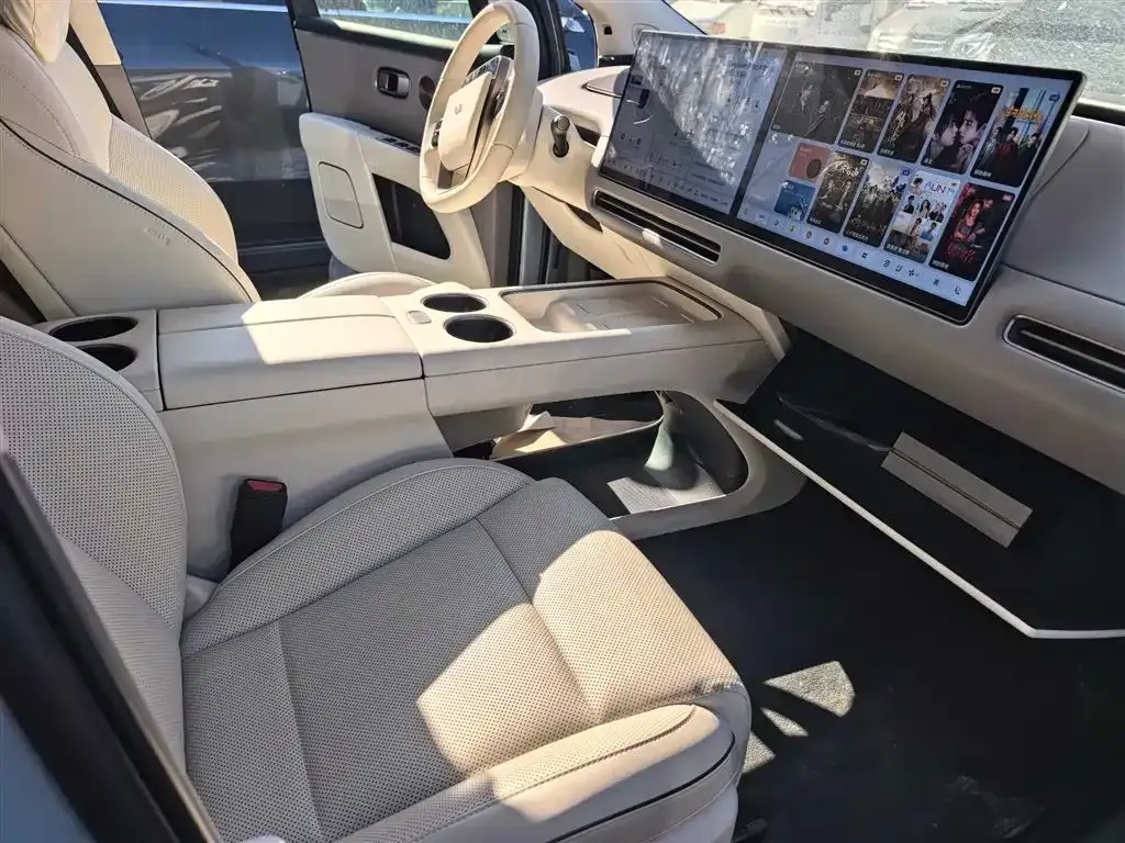 Li Auto i8 — фото 9