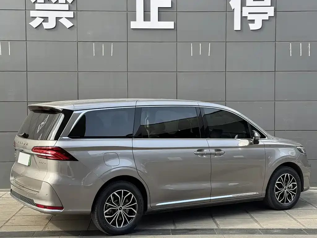 Roewe iMAX8 New Energy — фото 2