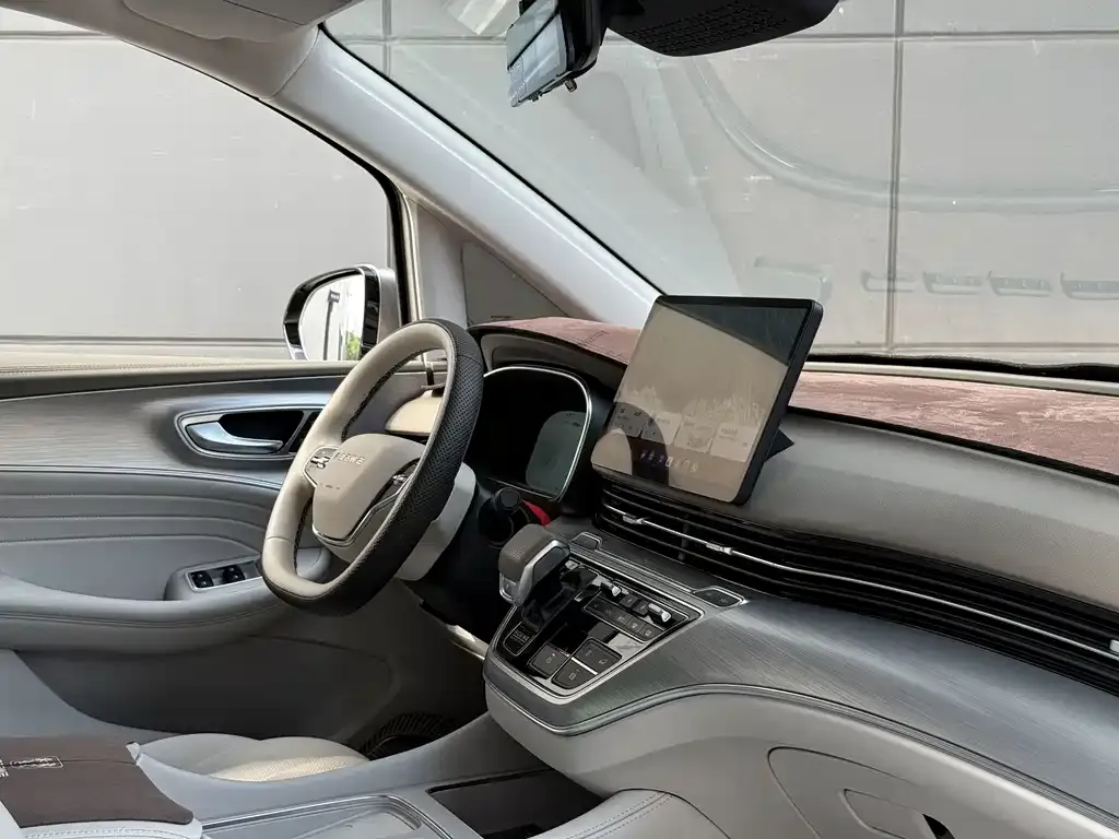 Roewe iMAX8 New Energy — фото 6