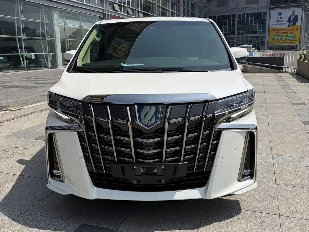 Toyota Alphard — фото 1