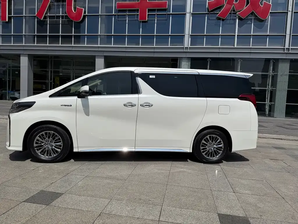 Toyota Alphard — фото 3