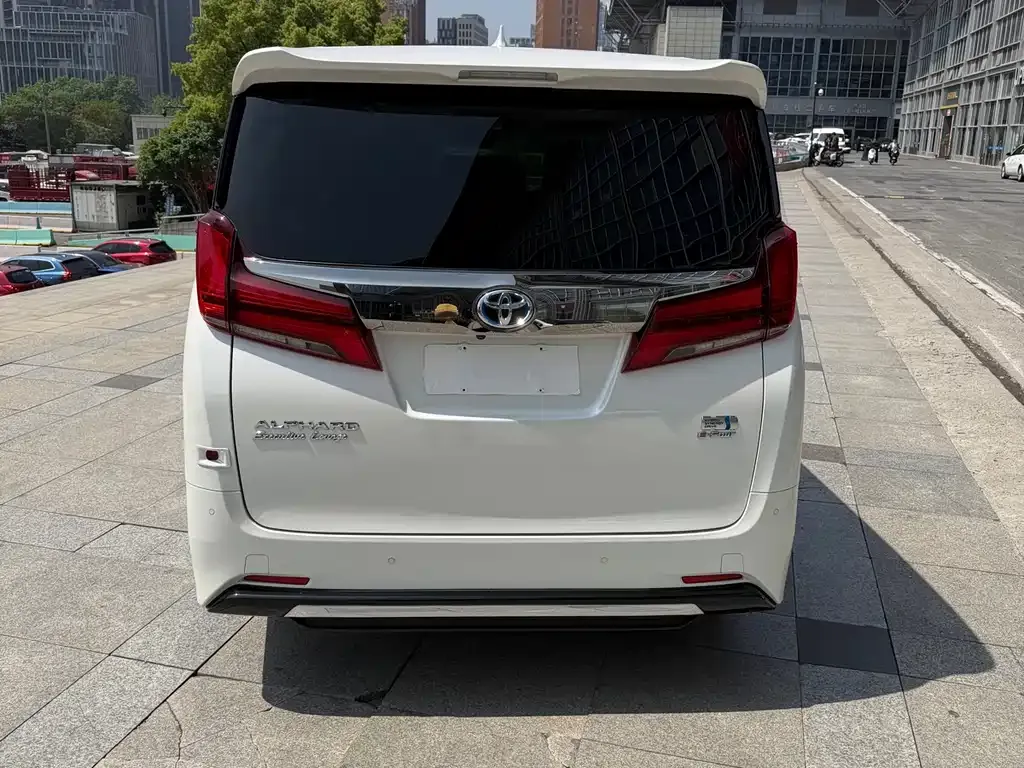 Toyota Alphard — фото 9