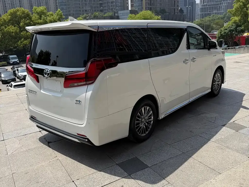 Toyota Alphard — фото 10