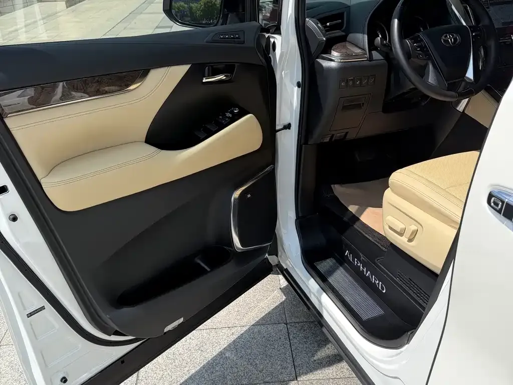 Toyota Alphard — фото 5