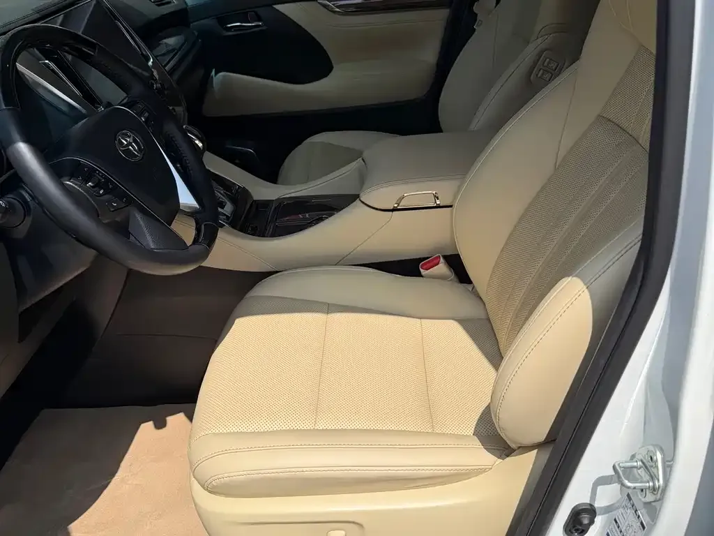 Toyota Alphard — фото 2