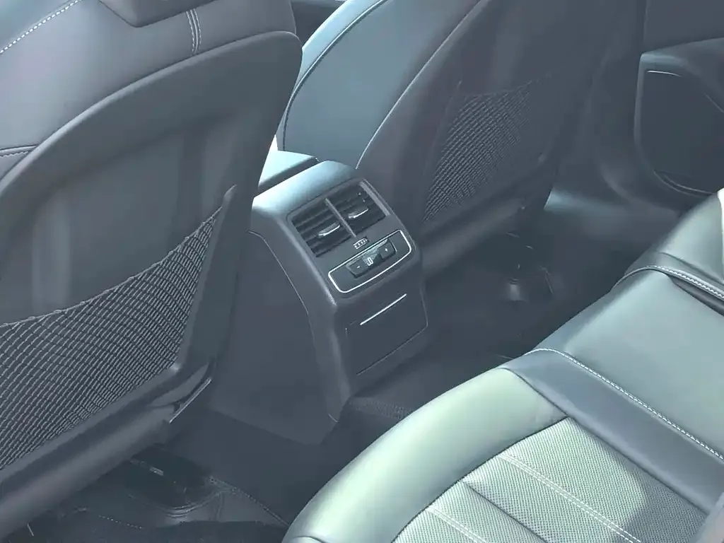 Audi A4L 2023 из CN, фото 4