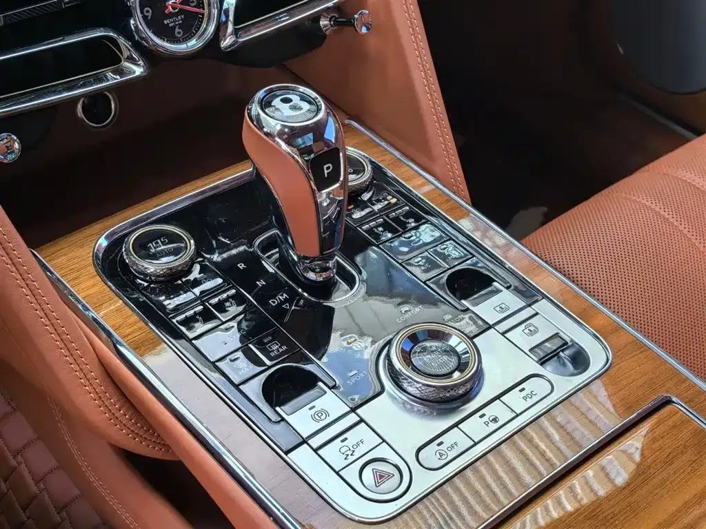 Bentley Flying Spur — фото 10