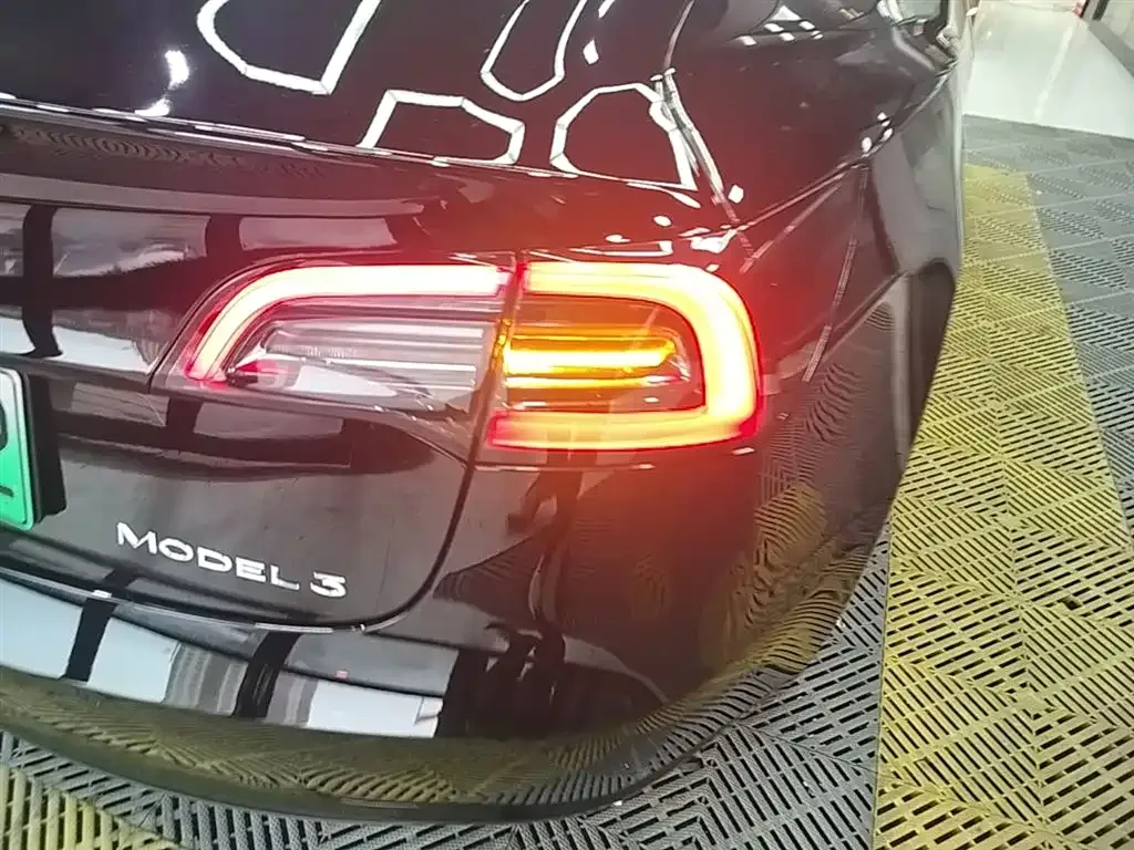 Tesla Model 3 — фото 5