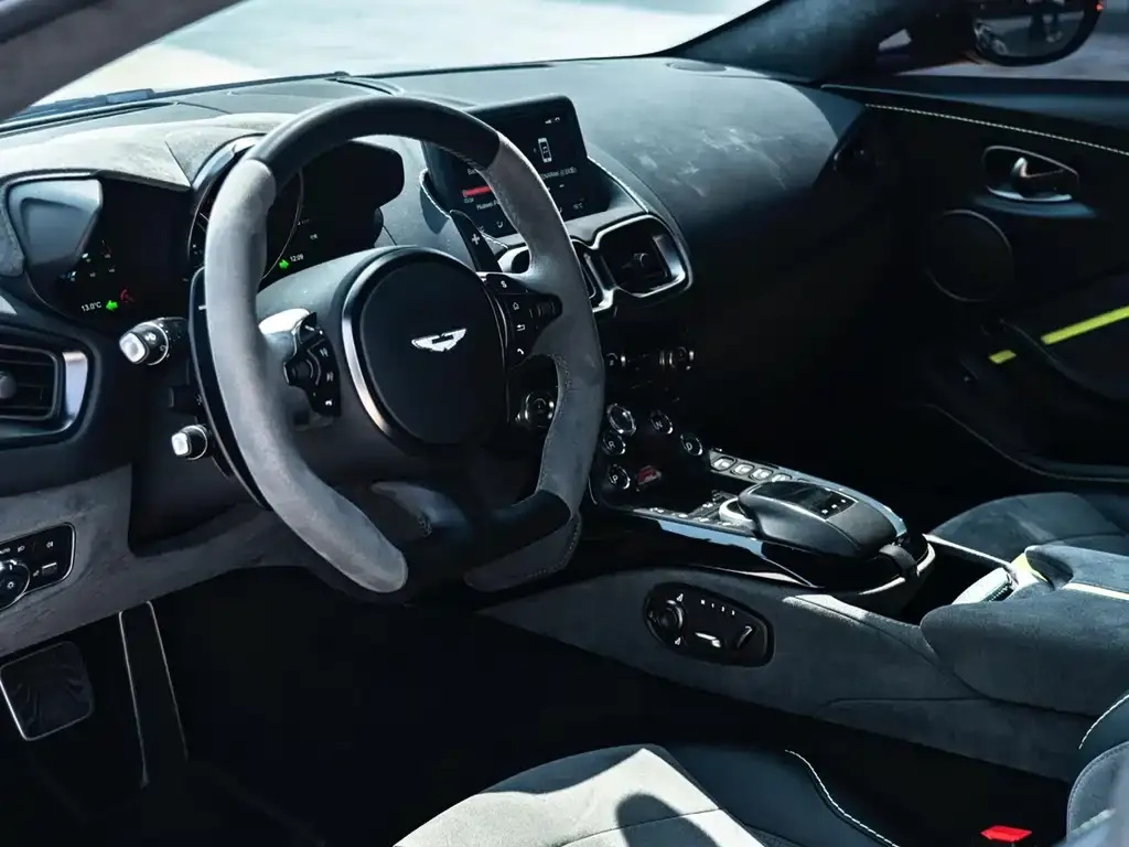 Aston Martin V8 Vantage 2024 из CN, фото 9