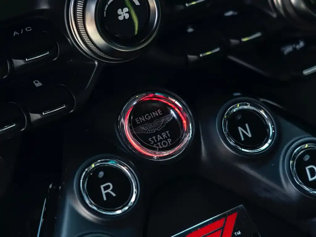 Aston Martin V8 Vantage 2024 из CN, фото 3