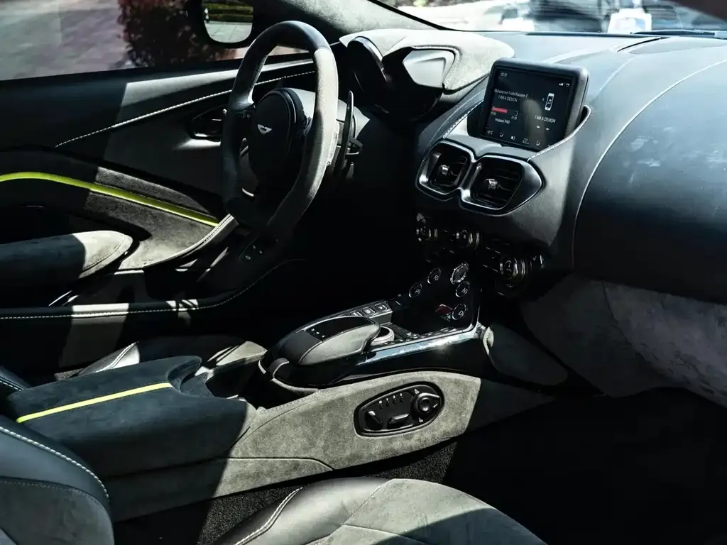 Aston Martin V8 Vantage 2024 из CN, фото 7