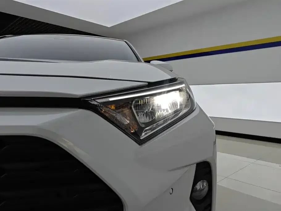 Toyota RAV4 — фото 4