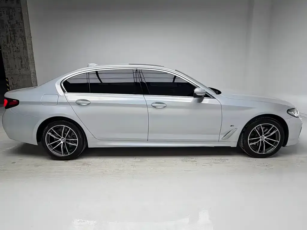 BMW 5 Series — фото 8