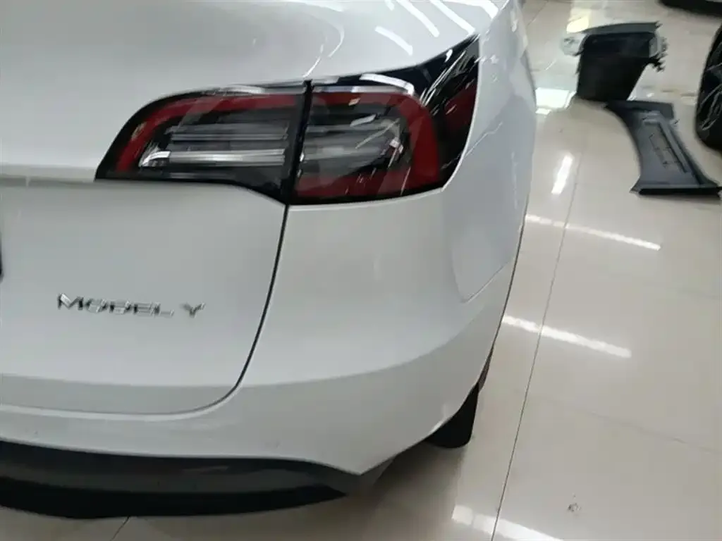 Tesla Model Y — фото 5