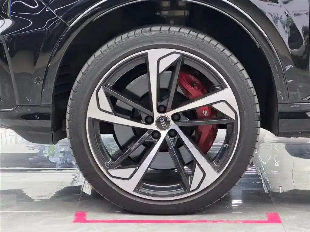 Audi SQ7 2024 из CN, фото 5
