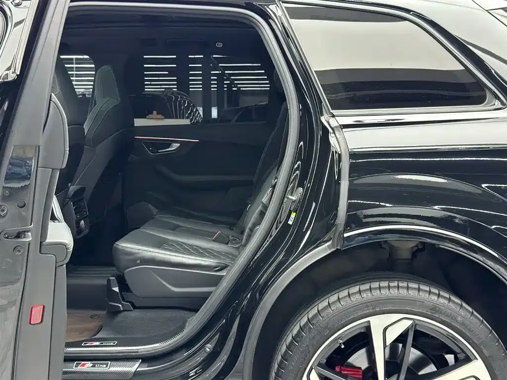 Audi SQ7 2024 из CN, фото 9