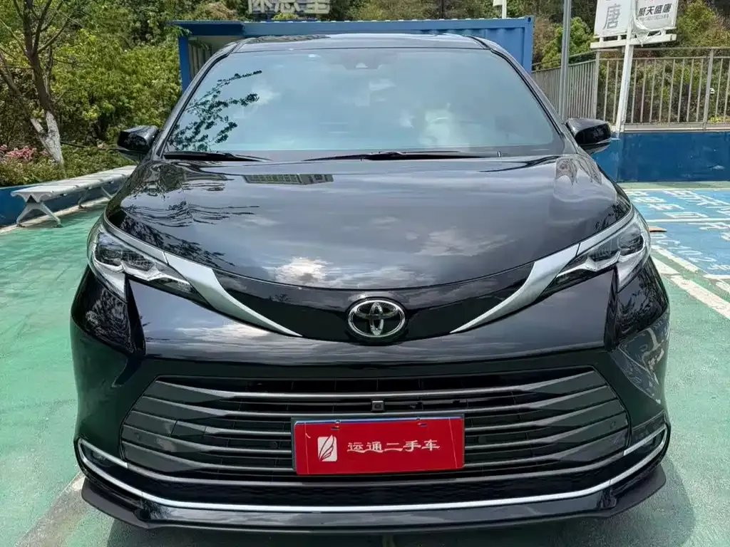Toyota Sienna — фото 1