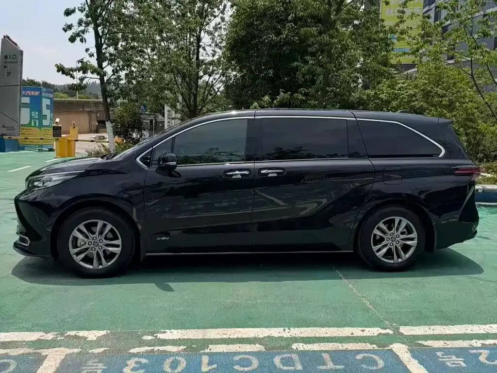 Toyota Sienna — фото 10