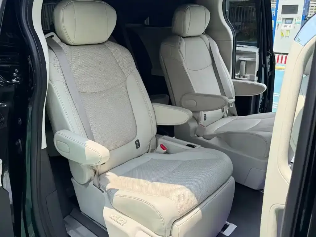 Toyota Sienna — фото 2