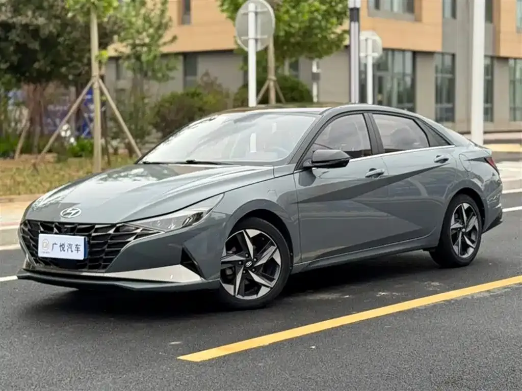 Hyundai Elantra — фото 1
