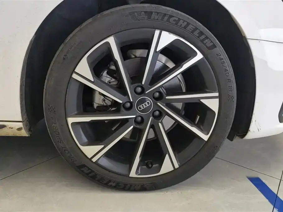 Audi A4L 2023 из CN, фото 3