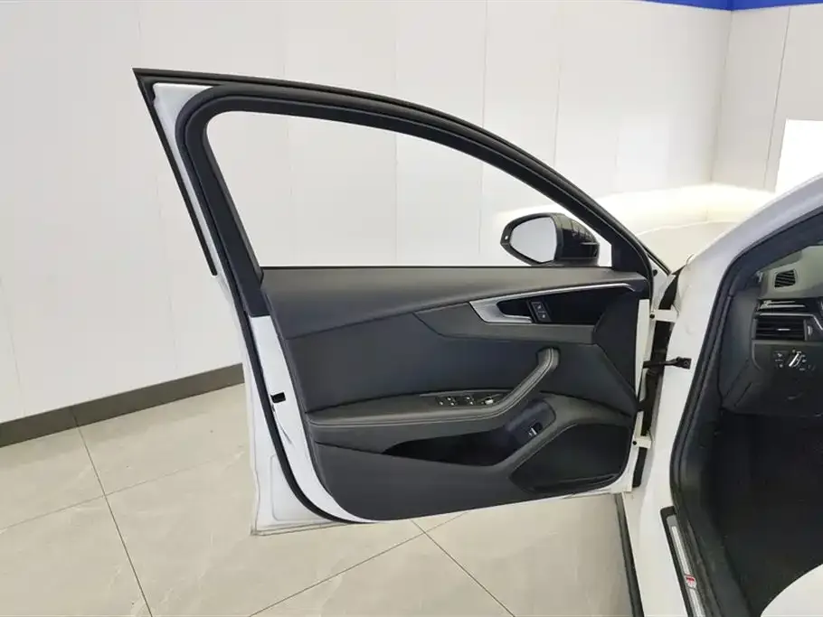 Audi A4L 2023 из CN, фото 2