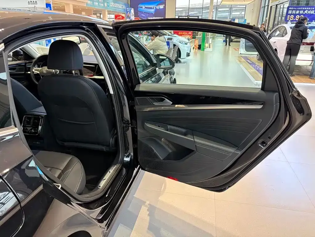 Volkswagen Passat New Energy — фото 10