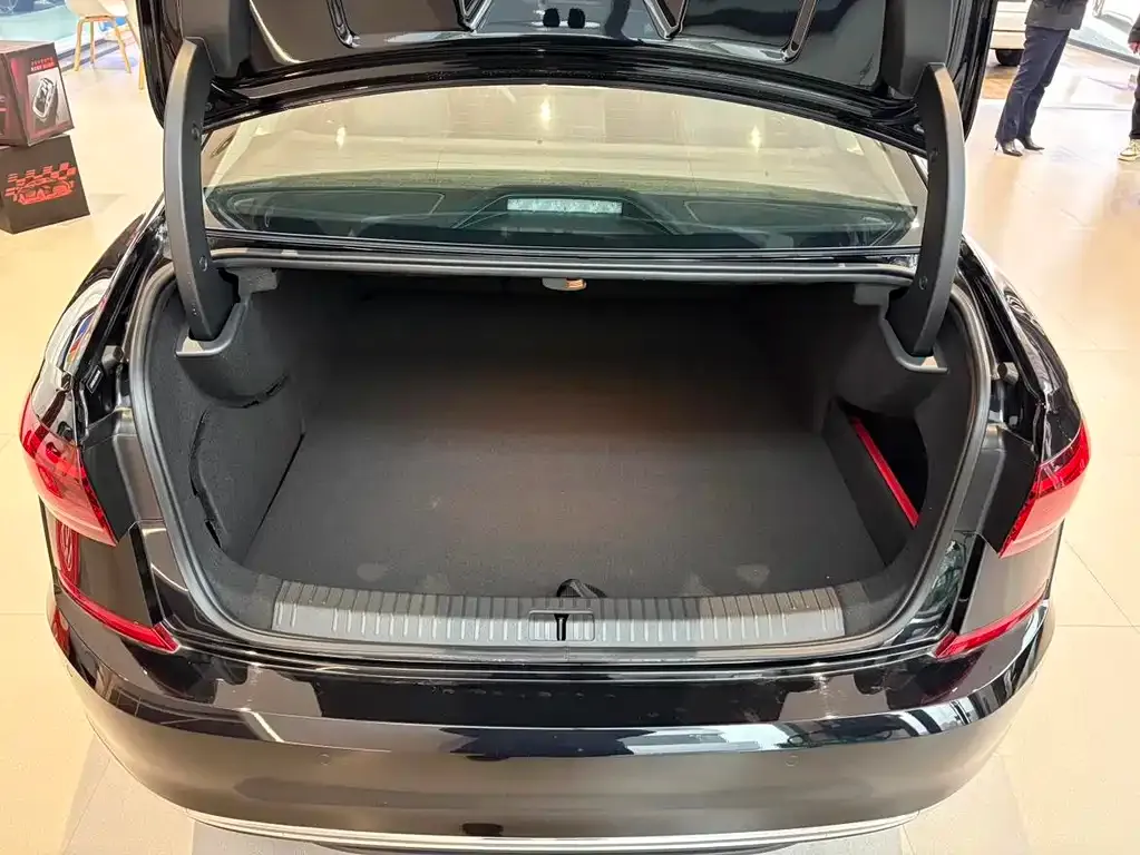 Volkswagen Passat New Energy — фото 3