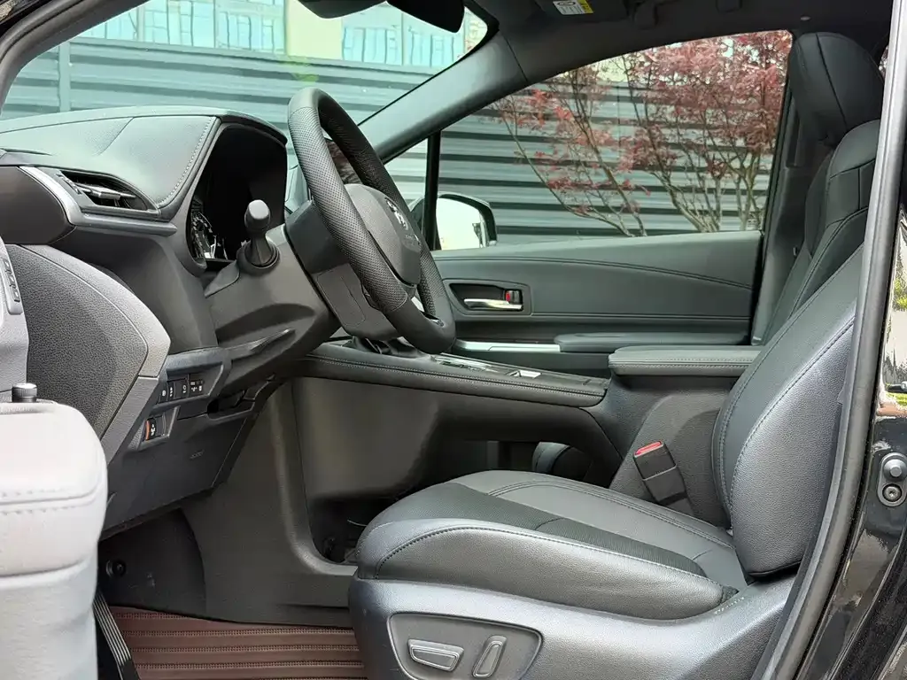 Toyota Granvia — фото 7