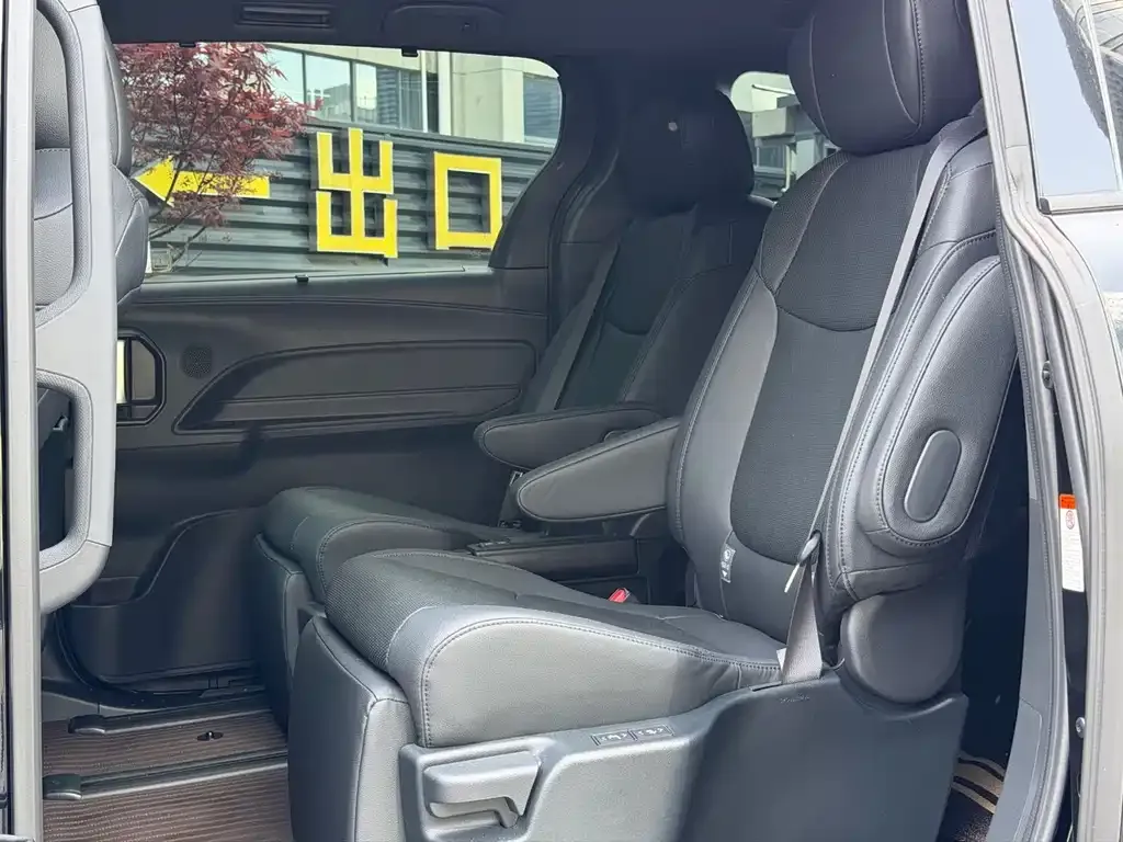 Toyota Granvia — фото 9