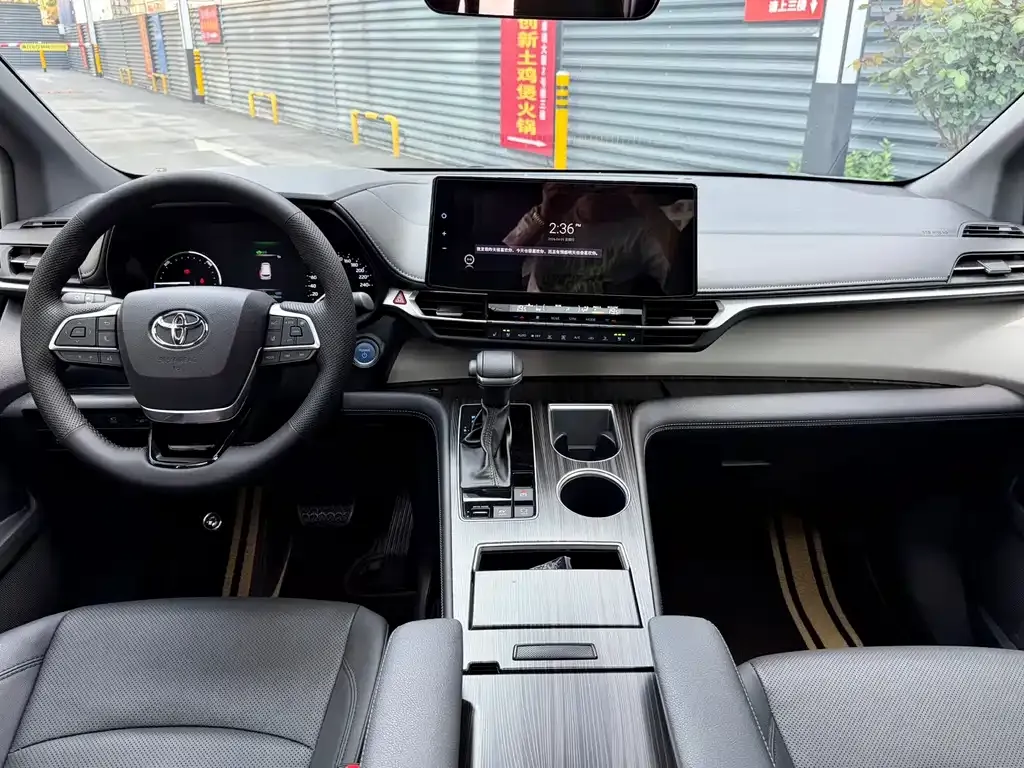 Toyota Granvia — фото 4