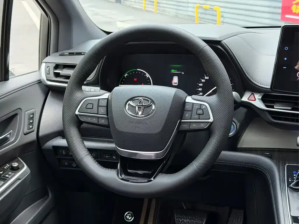 Toyota Granvia — фото 2