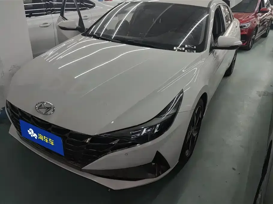 Hyundai Elantra — фото 1
