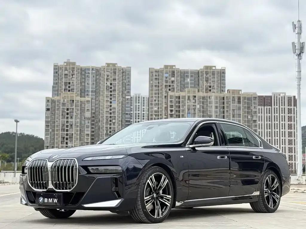 BMW 7 Series — фото 1