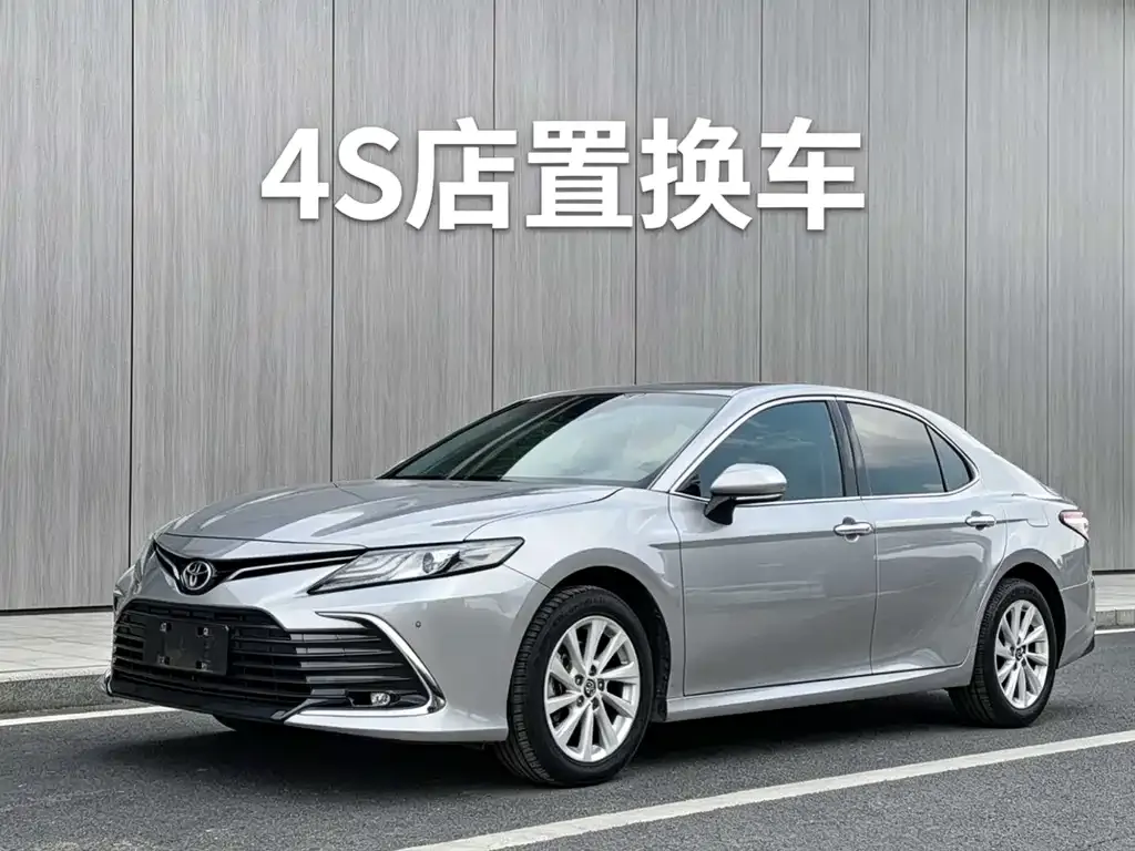 Toyota Camry — фото 1
