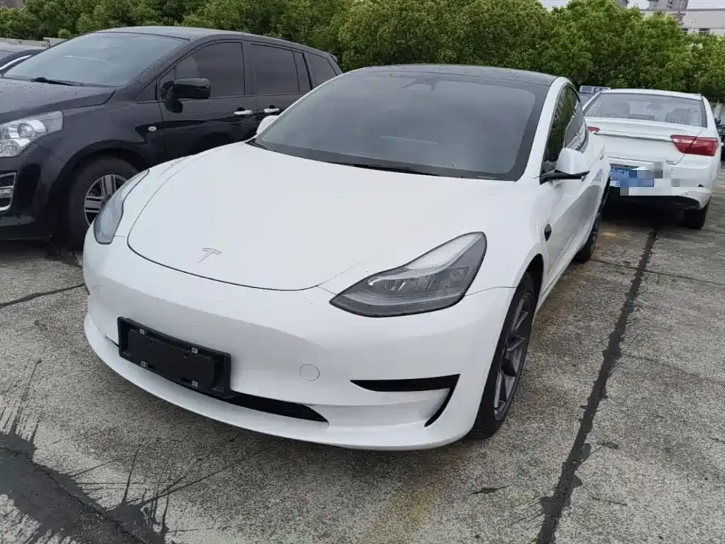 Tesla Model 3 — фото 1