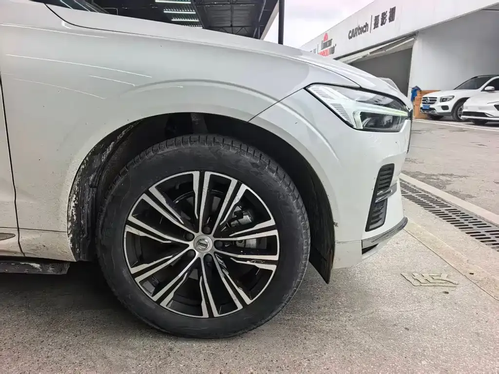 Volvo XC60 — фото 8