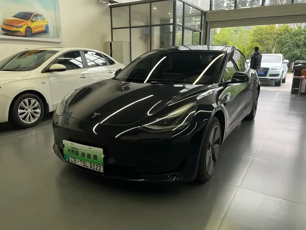 Tesla Model 3 — фото 1